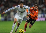 三亿体育体育网址-华伦西亚客场取胜，乘胜追击争夺目标