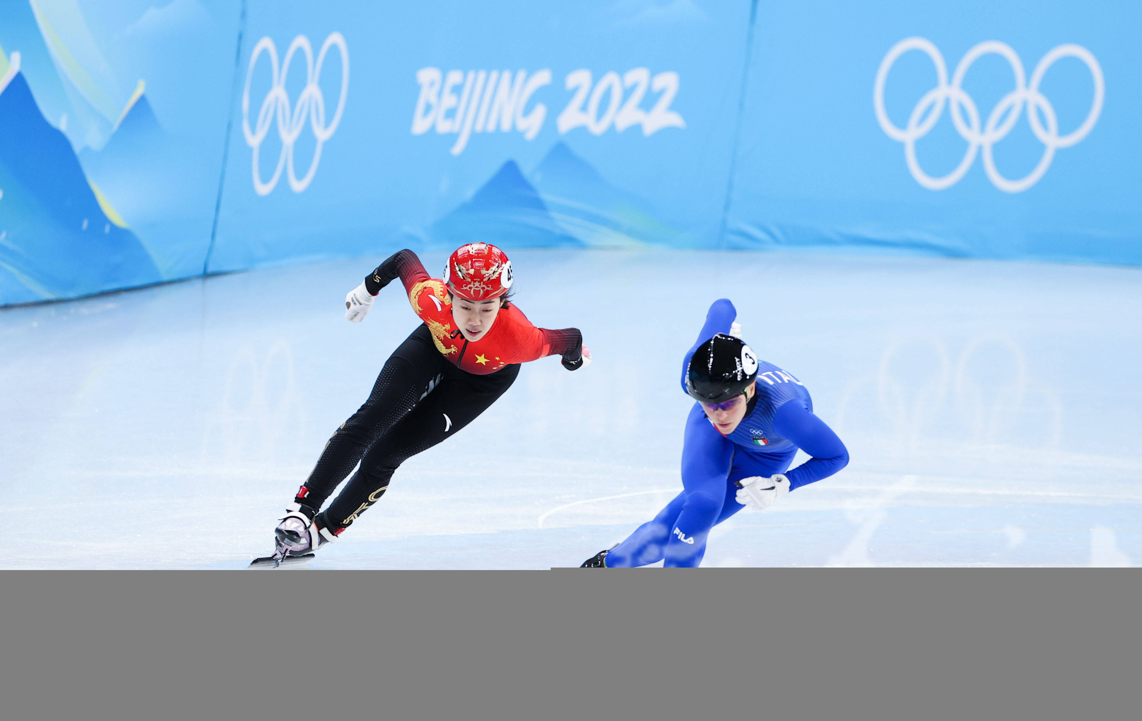 包含短道速滑女将矫健身姿，以绝对优势获得金牌的词条