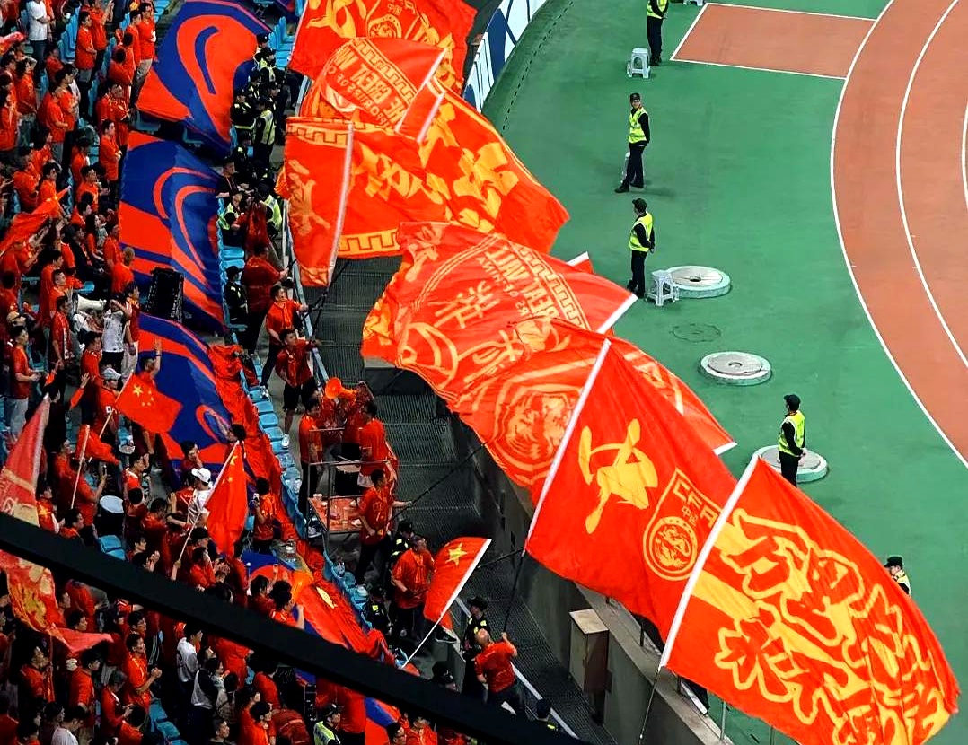 紧张刺激的比赛中，球队展现出了团结一致的精神