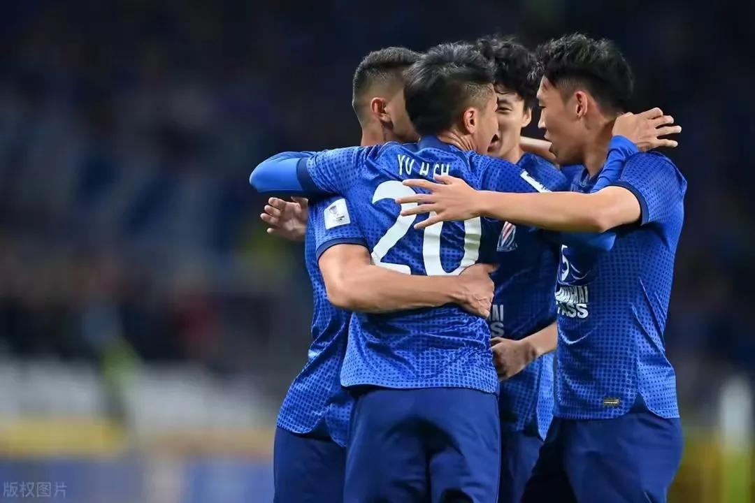 紧张刺激的比赛中，球队展现出了团结一致的精神