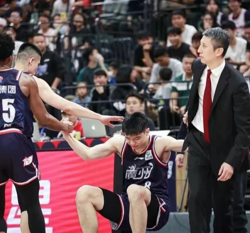 广州男篮客场击败青岛,取得胜利 广州男篮客场击败青岛,取得胜利