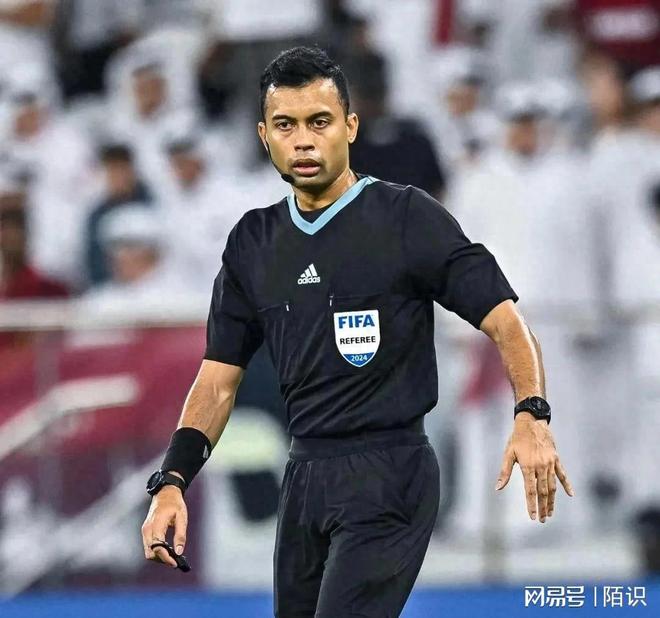 比赛中出现争执,裁判出示多张黄牌 比赛中出现争执,裁判出示多张黄牌