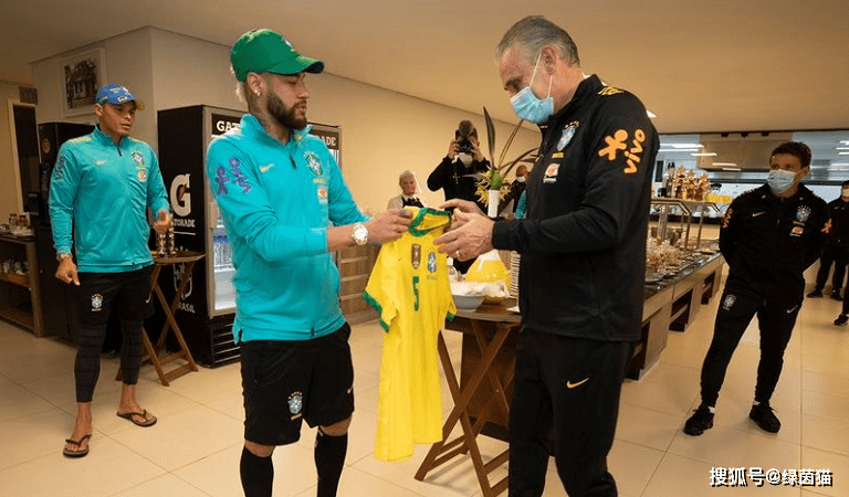 默契配合！中东城市球队通过晋级领跑的简单介绍