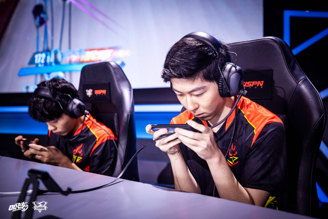 默契配合！中东城市球队通过晋级领跑的简单介绍