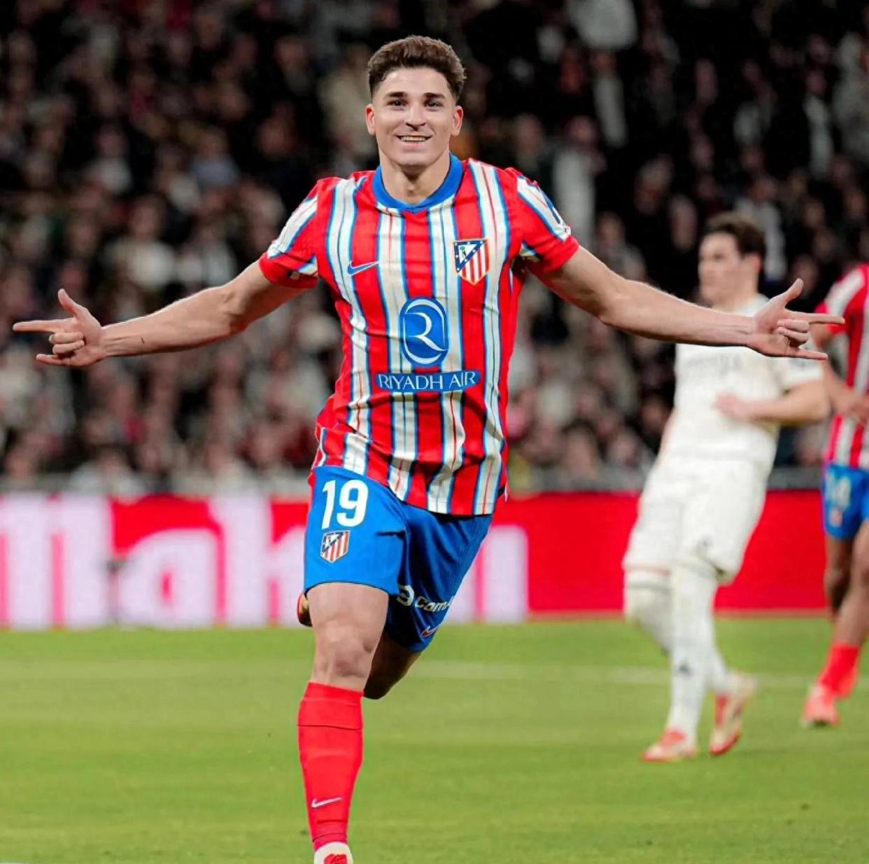 阿根廷足球巨星在荷兰联赛中展现出强大实力，令人赞叹的简单介绍