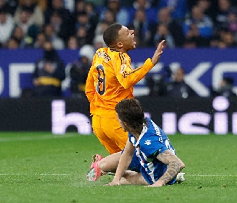 后卫因红牌遭遇停赛,球队士气受挫 后卫因红牌遭遇停赛,球队士气受挫