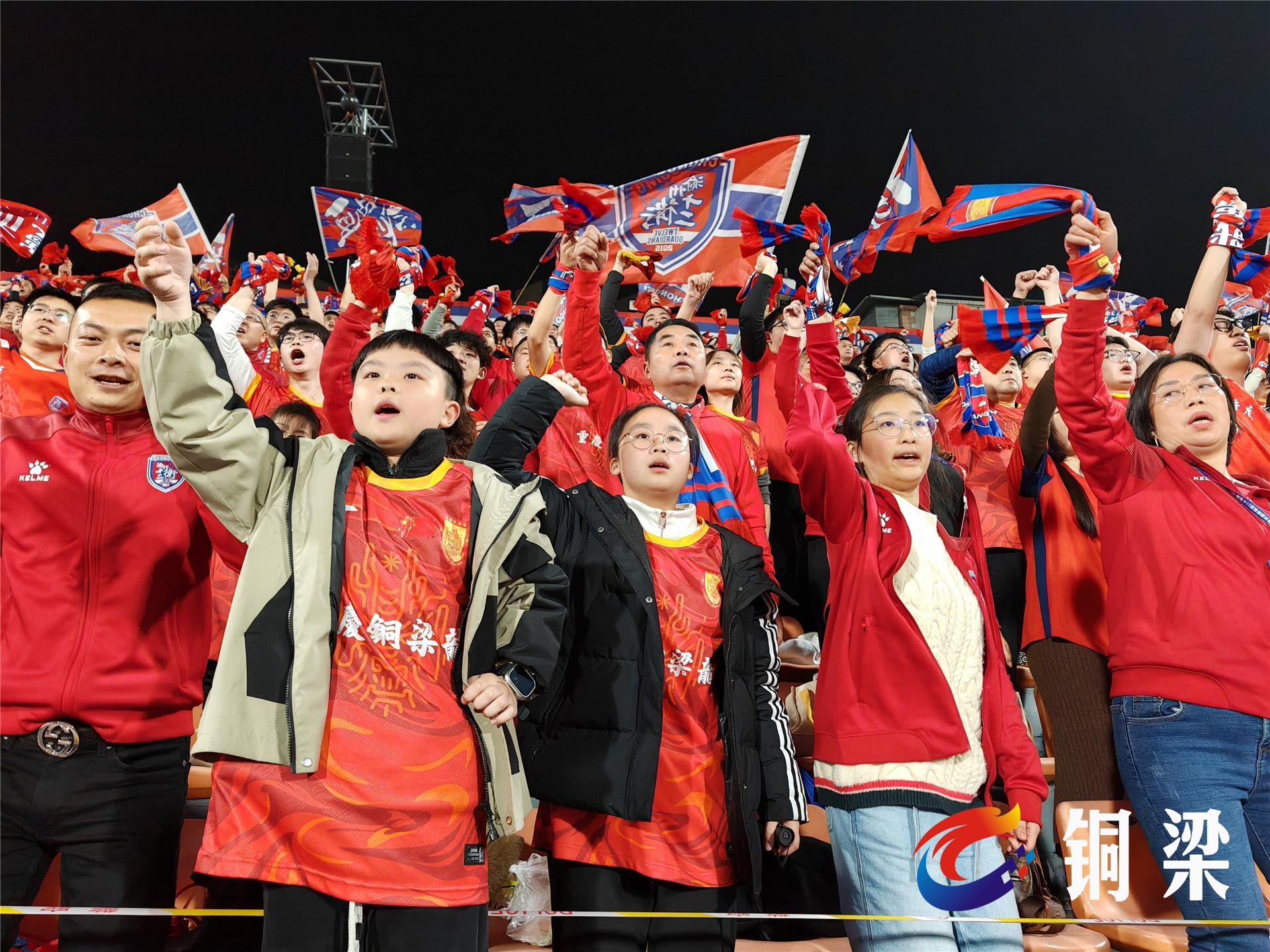 热情澎湃！球迷们沸腾的激情