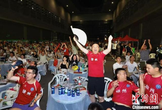 足球比赛现场瞬间引发球迷情感共鸣 足球比赛现场瞬间引发球迷情感共鸣