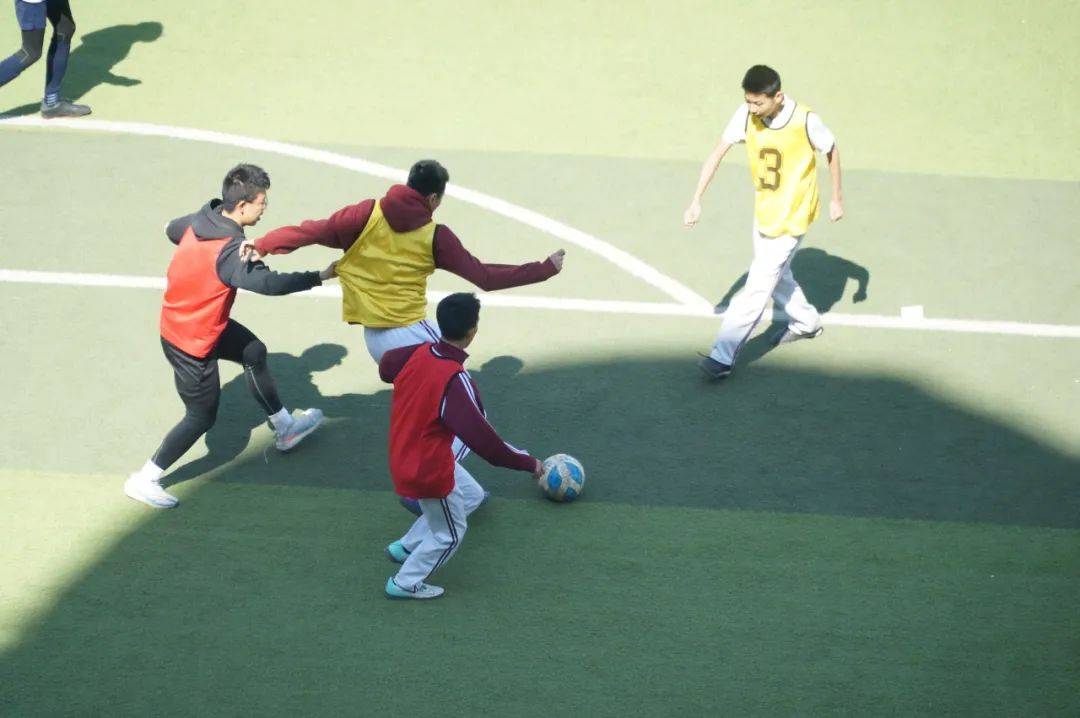 纷争不断,球员们在场上拼尽全力,鏖战不休 纷争不断,球员们在场上拼尽全力,鏖战不休