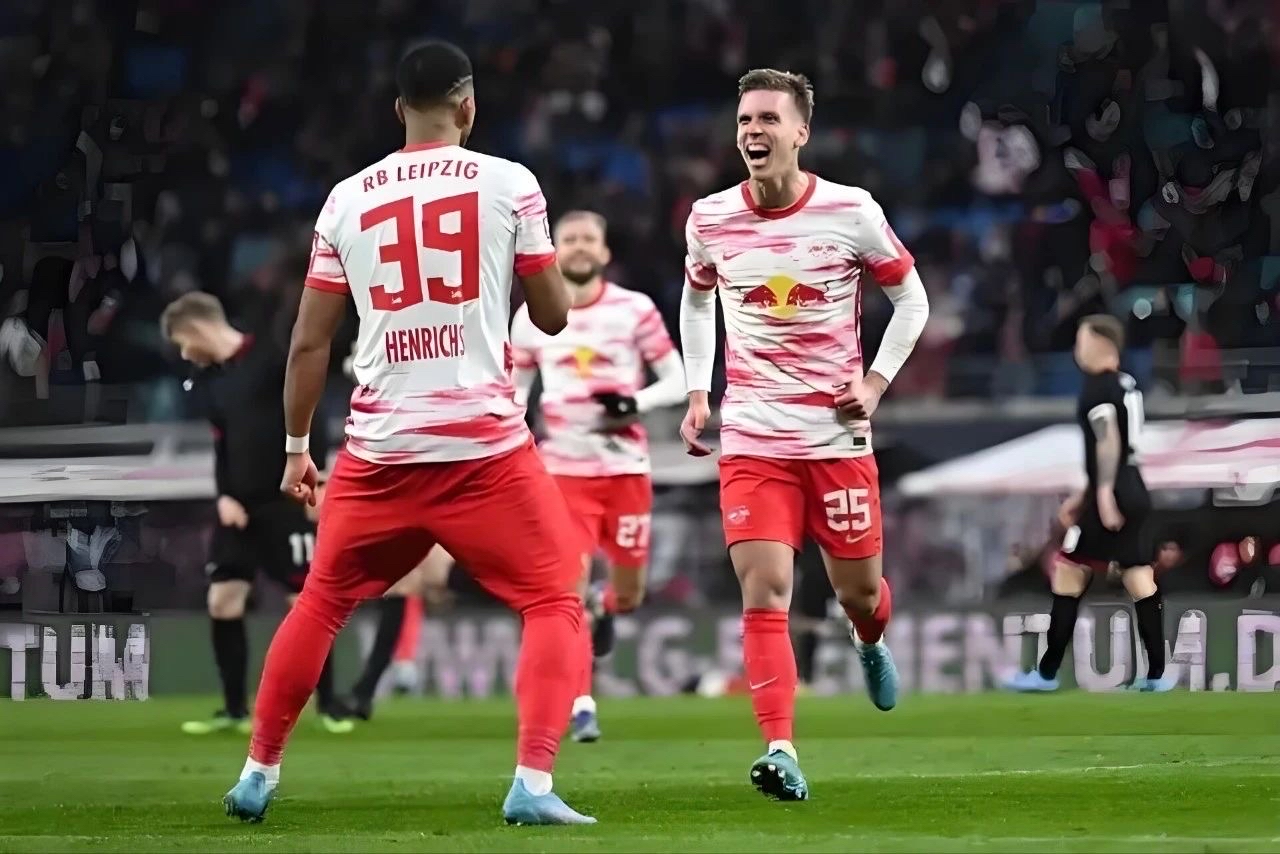 斯图加特反超对手,中场战绩全队同精团心共进的简单介绍 斯图加特反超对手,中场战绩全队同精团心共进的简单介绍