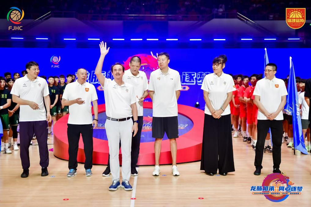 包含篮球名宿开设篮球训练营，传承篮球精神的词条