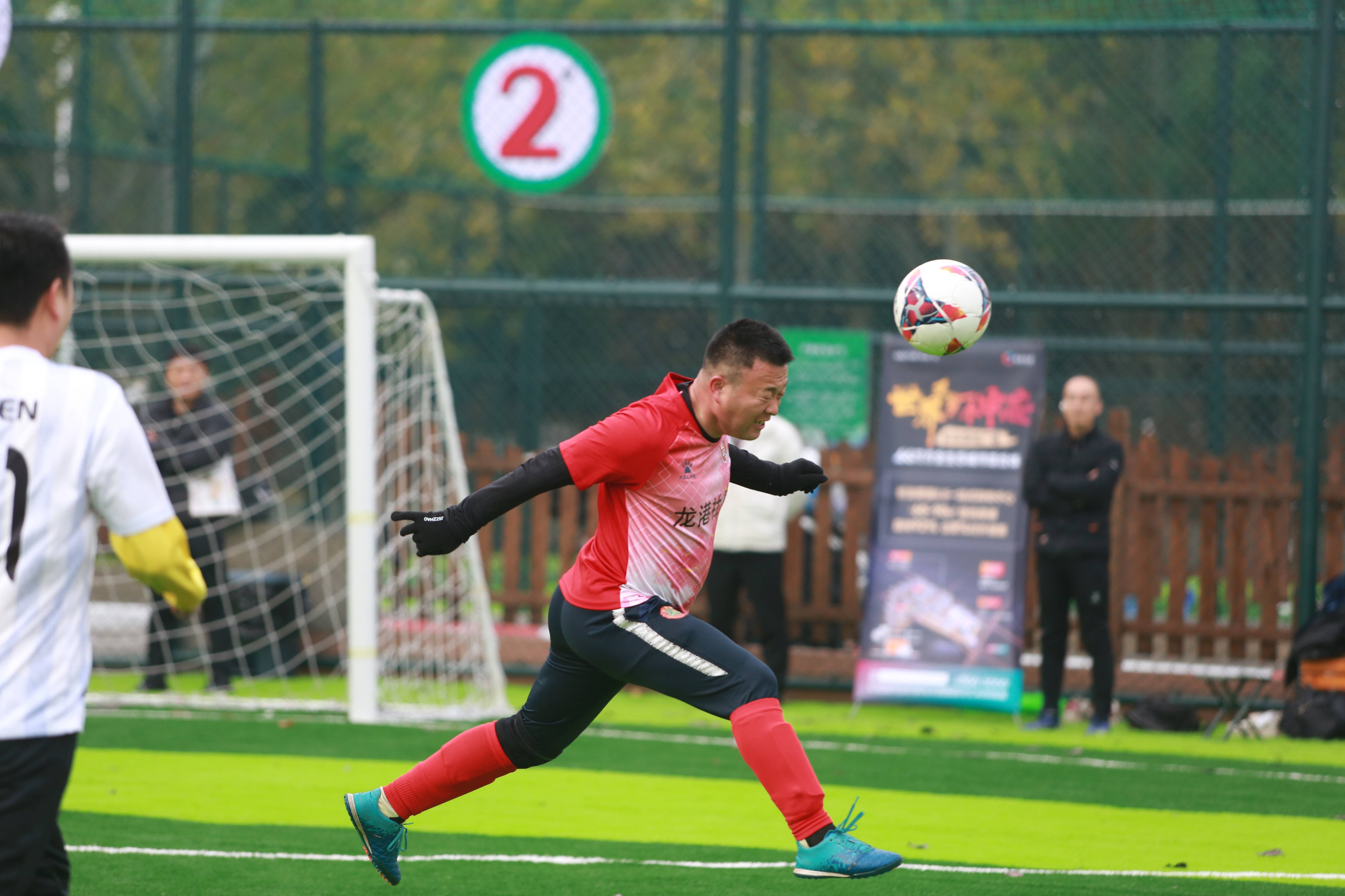 足球比赛中球员们的默契配合获赞