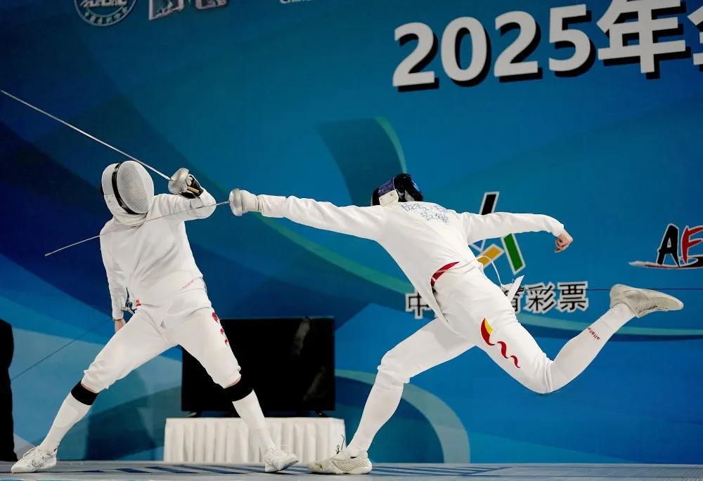 中国击剑队夺冠，领先全球